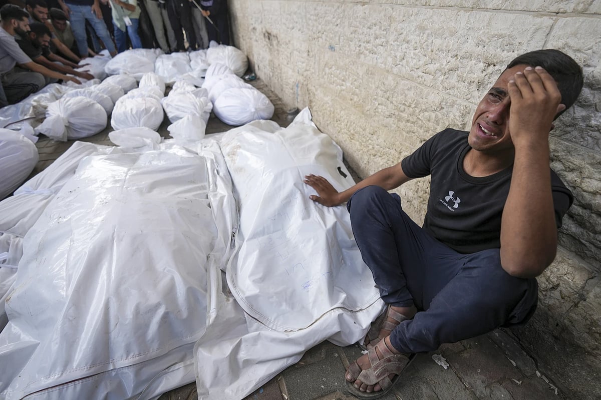 AP : A Palestinian weeps at the funeral of his relatives in Gaza |